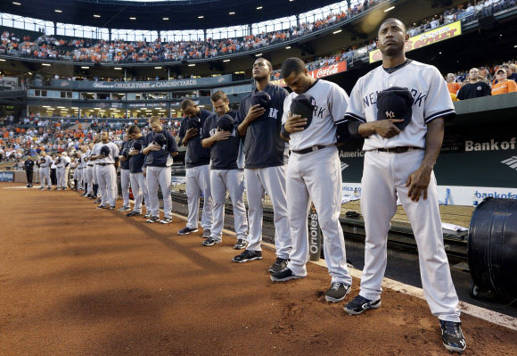 11일(현지시간) 미국 뉴욕양키즈경기장에서 묵념 하고 있다. AP 연합뉴스