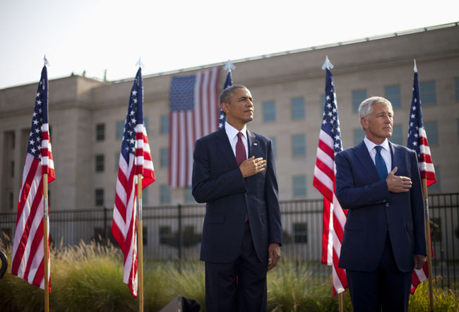 버락 오바마 미 대통령과 척 헤이글 국방장관이 11일 국방부에서 열린 9·11 테러 12주년 추모행사에서 국가가 연주되자 가슴에 손을 얹고 있다. 【워싱턴=AP/뉴시스】
