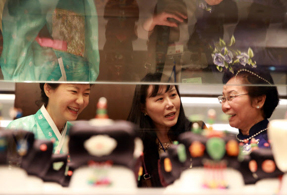 8일 오후 하노이 경남랜드 마크 72 호텔에서 열린 한복-아오자이 패션쇼에 앞서 마크응웬 티 조안 국가부주석과 함께 전시물을 보는 모습.  청와대 제공