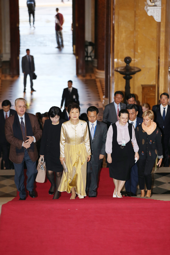 러시아 상트페테르부르크 G20 정상회의에 참석했던 박근혜 대통령이 베트남 국빈방문에 앞서 지난 7일 오전(현지시간에르미타쥐 미술관을 방문하고 있다.  청와대 제공