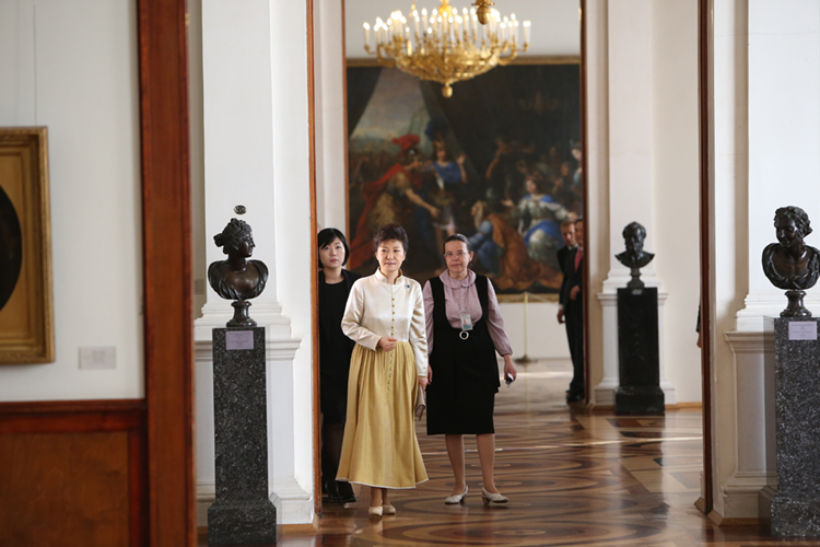 러시아 상트페테르부르크 G20 정상회의에 참석했던 박근혜 대통령이 베트남 국빈방문에 앞서 지난 7일 오전(현지시간）에르미타쥐 미술관을 방문하고 있다.  청와대 제공