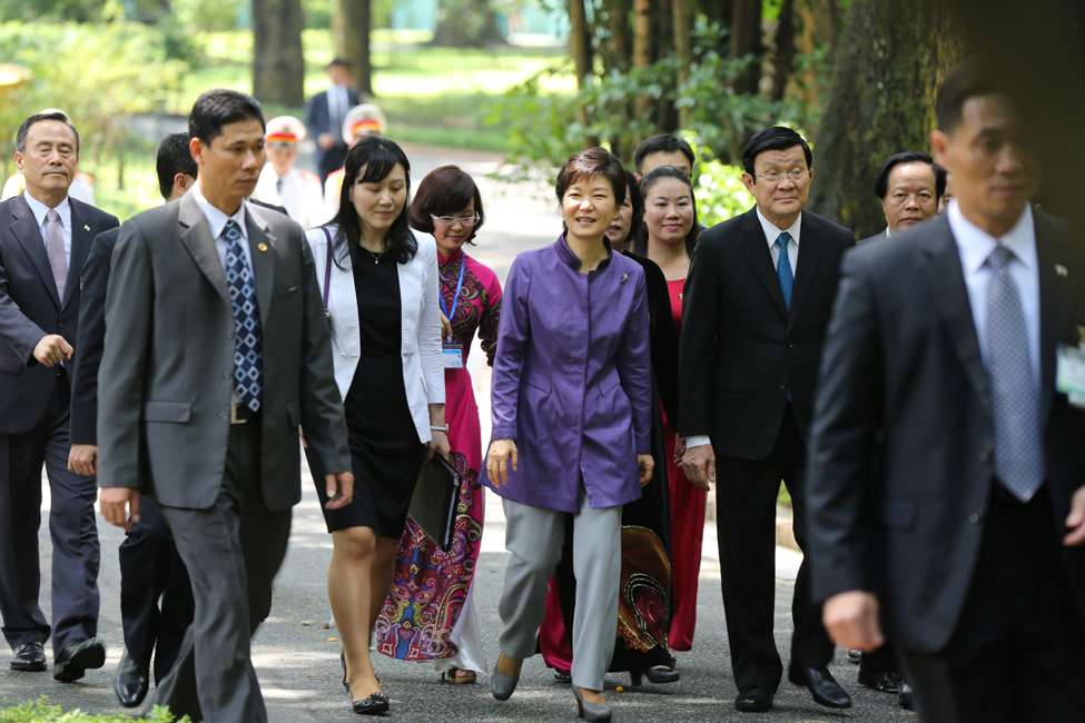 박근혜 대통령과 쯔엉 떤 상 베트남 국가주석이 지난 9일 베트남 호치민 전 주석의 거소를 시찰하고 있다. 뉴시스
