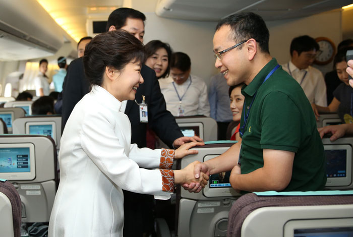 대통령이 지난 4일 경기도 성남시 서울공항에서 러시아 상트페테르부르크에서 열리는 G20 정상회의 참석과 베트남 국빈방문을 위해 세 번째 해외순방길에 오르며 출입기자들과 인사하고 있다. 뉴시스