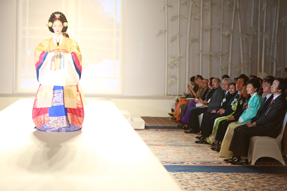 8일 베트남 하노이에 있는 경남하노이랜드마크 컨벤션홀에서 열린 한복ㆍ아오자이（베트남 전통의상）패션쇼에 참석, 관람하고 있다. 뉴시스