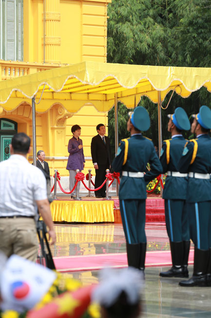 박근혜 대통령과 쯔엉 떤 상 베트남 국가주석이 9일 오전 주석궁 대정원에서 열린 공식환영식에 참석해 3군 의장대를 사열하고 있다 뉴시스