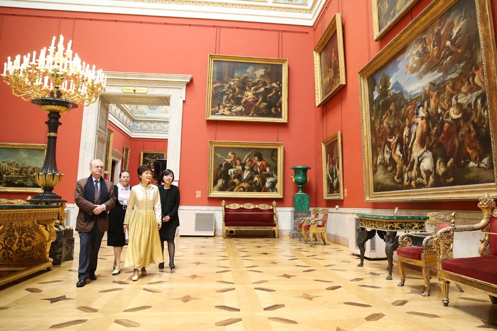 러시아 상트페테르부르크 G20 정상회의에 참석했던 박근혜 대통령이 베트남 국빈방문에 앞서 지난 7일 오전(현지시간）에르미타쥐 미술관을 방문하고 있다 뉴시스