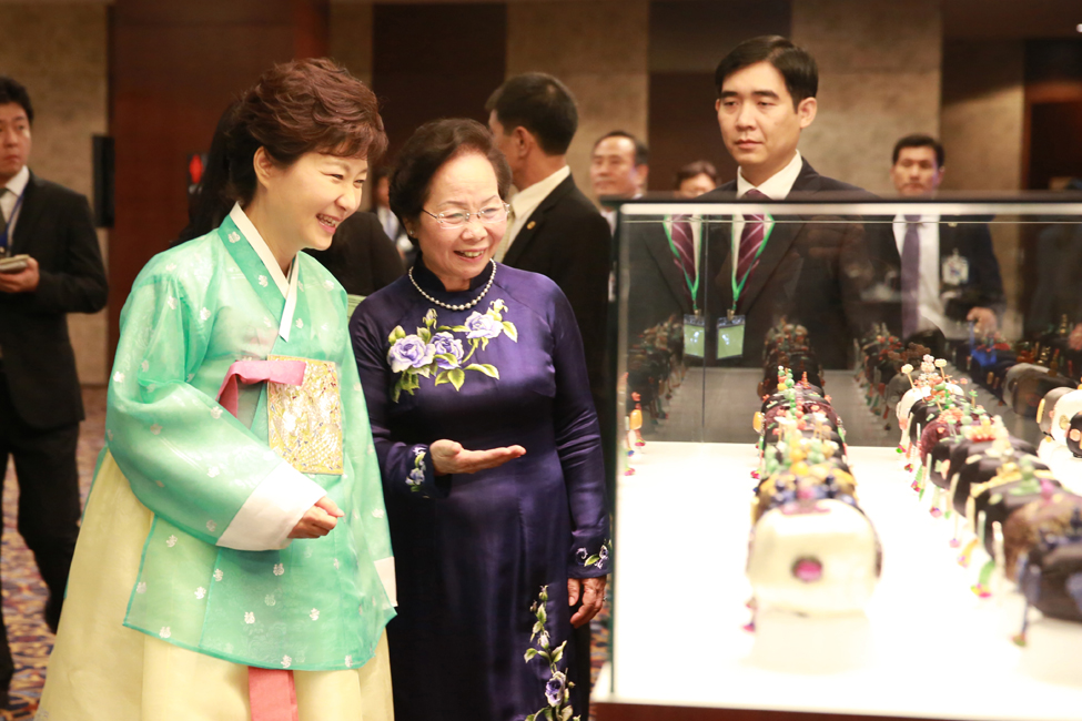 박근혜 대통령이 지난 8일 하노이 경남랜드 마크 72 호텔에서 열린 한복-아오자이 패션쇼에 앞서 마크응웬 티 조안 국가부주석과 함께 전시물을 보고 있다. 뉴시스