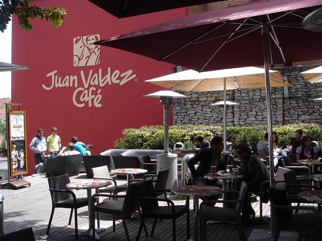 콜롬비아 보고타 중심가인 차피네로에 있는 후안발데스 카페의 모습. 출근을 앞둔 시간이지만 카페엔 커피를 즐기려는 시민이 적지 않다.