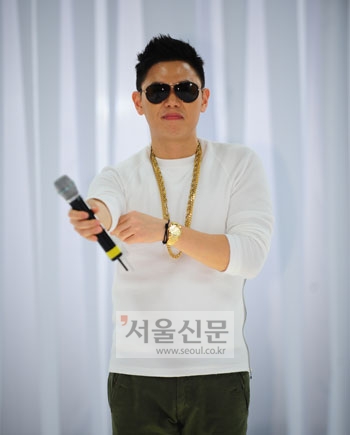 가수 조PD가 13일 오후 서울 강남에 위치한 클럽 ‘쥬시’에서 열린 앨범 발매 기념 쇼케이스에서 무대를 준비하고 있다.