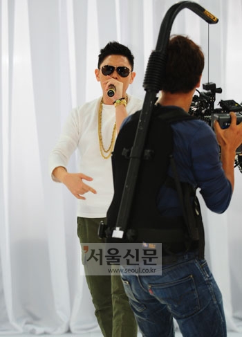 가수 조PD가 13일 오후 서울 강남에 위치한 클럽 ‘쥬시’에서 열린 앨범 발매 기념 쇼케이스 신곡‘메이드인 이태원’을 열창하고 있다.