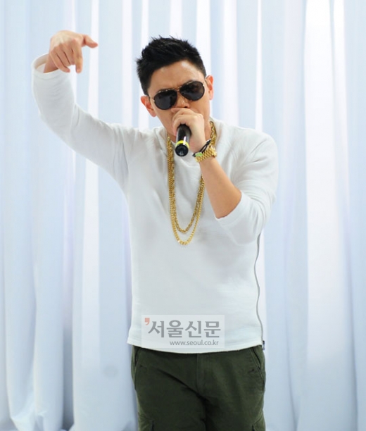 가수 조PD가 13일 오후 서울 강남에 위치한 클럽 ‘쥬시’에서 열린 앨범 발매 기념 쇼케이스에서 신곡‘메이드인 이태원’을 열창하고 있다.