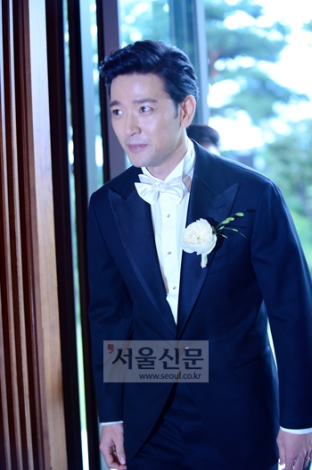 14일 서울 중구 장충동2가 신라호텔에서 배우 배수빈이 결혼 예식 전 열린 기자회견장에 입장하고 있는 모습