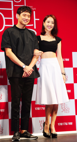 배우 김민정의 파격적인 패션과 복근을 선보인 영화 ‘밤의 여왕’의 제작보고회가 16일 서울 강남구 압구정 cgv에서 열렸다. 이날 연출을 맡은 김제영 감독과 배우 김민정, 천정명이 참석해 제작과정과 에피소드 등을 소개했다. 장고봉PD goboy@seoul.co.kr