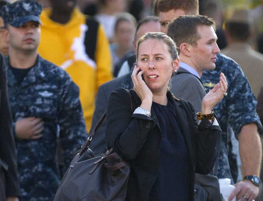 미국 수도 워싱턴DC의 해군 복합단지(네이비 야드)내 한 사령부 건물에서 총격 사건이 일어나 13명의 사망자가 발생했다. 용의자가 총기를 휴대한 채 탈주 중인 것으로 알려지자 시민들은 불안과 공포감을 호소하고 있다. AP/뉴시스
