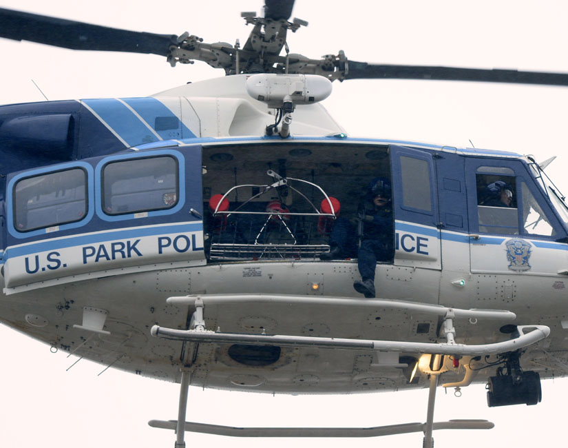 3000여 명이 근무하는 워싱턴 해군공창에서 16일 총격사건이 발생해 수명이 사망한 가운데 공원경찰 헬기가 해군공창 건물 상공을 돌고 있다. AP/뉴시스