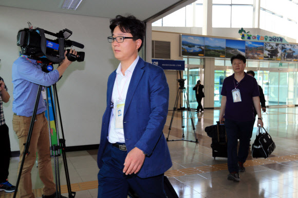 오는 25일부터 금강산에서 열리는 남북 이산가족 상봉행사를 준비하기 위해 대한적십자사 직원 등으로 구성된 선발대가 20일 오전 동해선 남북출입사무소를 통해 방북하고 있다. 연합뉴스