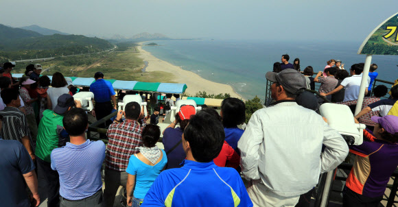 오는 25일부터 금강산에서 열리는 남북 이산가족 상봉행사 준비를 위한 대한적십자가 선발대가 방북한 20일 동해안 최북단 통일전망대가 추석연휴를 맞아 찾아온 관광객들로 붐비고 있다. 연합뉴스