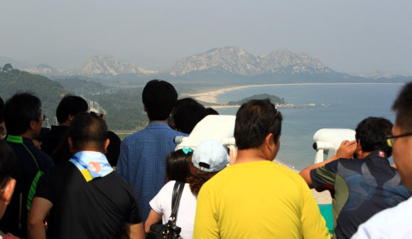 동해안 최북단 통일전망대가 추석연휴를 맞아 찾아온 관광객들로 붐비고 있다. 연합뉴스