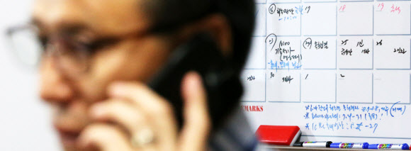 북한이 추석 이산가족 상봉을 나흘 앞두고 갑자기 상봉행사를 연기한다고 밝힌 21일 서울 중구 대한적십자사에서 직원이 통화하고 있다. 연합뉴스