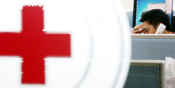 북한이 추석 이산가족 상봉을 나흘 앞두고 갑자기 상봉행사를 연기한다고 밝힌 21일 중구 대한적십자사에서 직원이 통화하고 있다. 연합뉴스