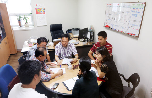북한이 추석 이산가족 상봉을 나흘 앞두고 갑자기 상봉행사를 연기한다고 밝힌 21일 대한적십자사에서 직원들이 회의하고 있다.  연합뉴스