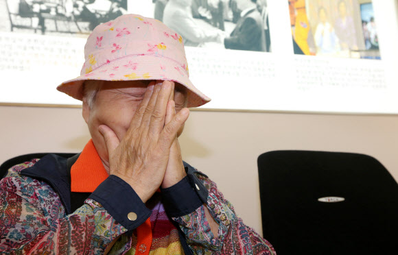 21일 서울 중구 대한적십자사 이산가족 찾기 신청 접수처를 찾은 조장금(81)씨가 이산가족 상봉대상 추가 신청 접수를 요청하며 흐르는 눈물을 닦고 있다. 연합뉴스