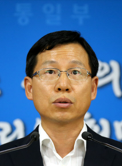 김의도 통일부 대변인이 21일 정부서울청사에서 북한이 이산가족 상봉 행사를 일방적으로 연기한다고 발표한 데 대해 강한 유감을 표시하면서 이산가족 상봉에 조속히 응해 나올 것을 촉구하고 있다. 연합뉴스