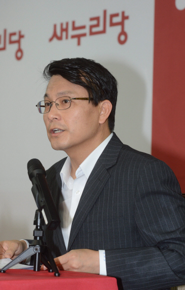 여의도 새누리당사에서 윤상현 원내수석부대표가 현안 브리핑을 하고 있다. 안주영 jya@seoul.co.kr