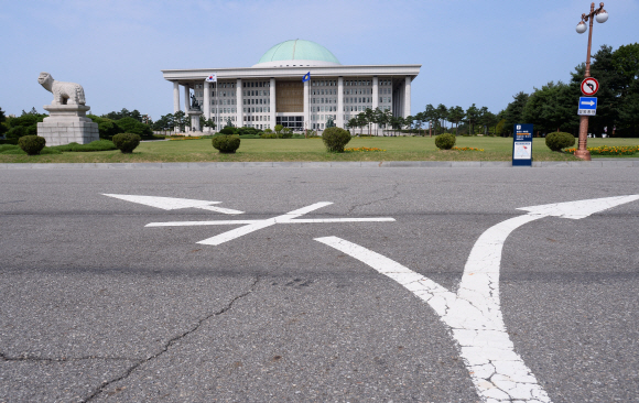 추석 연휴 마지막날 국회에 적막감이 흐르고 있다 , 장기 대치 준비하는 여야의 상황을 대변하는듯 하다. 안주영 jya@seoul.co.kr