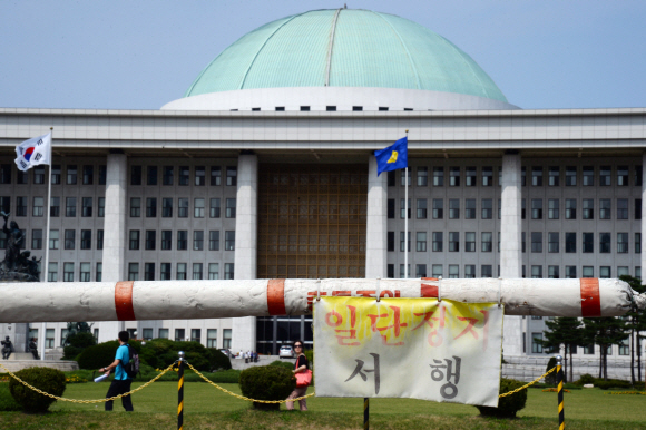 추석 연휴 마지막날 국회에 적막감이 흐르고 있다. 장기 대치 준비하는 여야의 상황을 대변하는듯 하다. 안주영 jya@seoul.co.kr