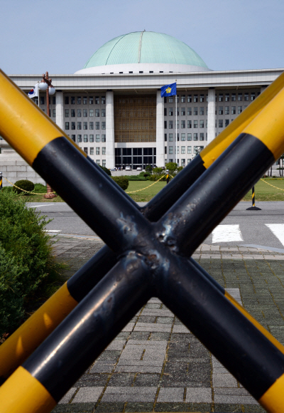 추석 연휴 마지막날 국회에 적막감이 흐르고 있다. 장기 대치 준비하는 여야의 상황을 대변하는듯 하다. 안주영 jya@seoul.co.kr