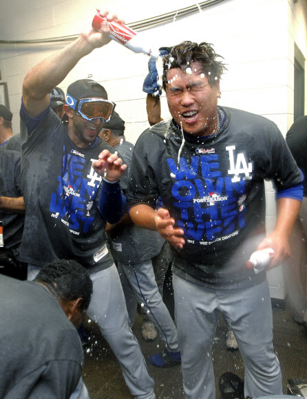 LA다저스의 류현진이 샴페인을 뿌리면서 지구 우승의 기쁨을 만끽하고 있다. AP 연합뉴스