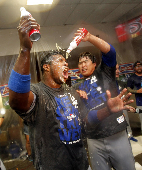 LA다저스의 류현진이 샴페인을 뿌리면서 지구 우승의 기쁨을 만끽하고 있다. AP 연합뉴스
