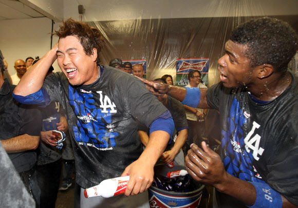 LA다저스의 류현진이 샴페인을 뿌리면서 지구 우승의 기쁨을 만끽하고 있다. AFP 연합뉴스