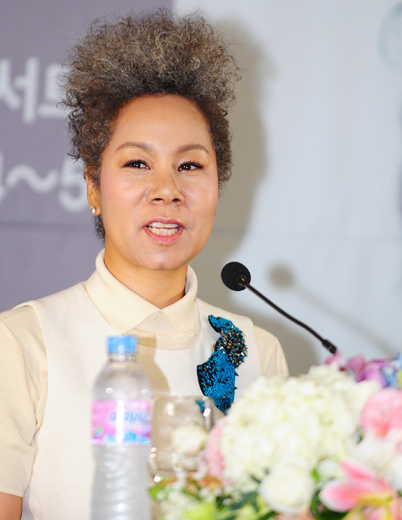 가수 인순이의 18번째 정규앨범 발매 기념 콘서트 ‘삼삼오오’ 제작발표회에 인순이가 취재진의 질문에 답변하고 있다.  장고봉PD goboy@seoul.co.kr