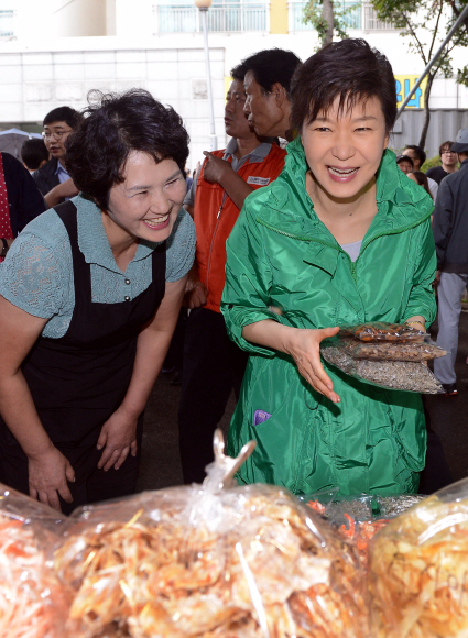 박근혜 대통령이 24일 인천 부평종합시장 내 한 건어물 가게를 방문, 상인과 대화하며 웃고 있다.   이언탁 utl@seoul.co.kr