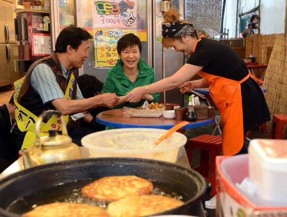 박근혜 대통령이 24일 인천 부평종합시장 내 한 모둠전 가게를 방문해 상인들과 대화하고 있다. 이언탁 utl@seoul.co.kr
