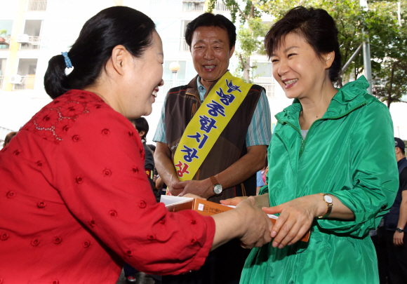 박근혜 대통령이 24일 인천 부평종합시장에서 한 상인에게 내복을 선물로 받고 있다.  이언탁 utl@seoul.co.kr