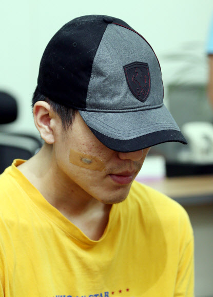 인천 모자 살인사건의 피의자 정모(29)씨가 24일 오후 인천시 남구 남부경찰서에서 경찰 조사를 받고 있다. 연합뉴스