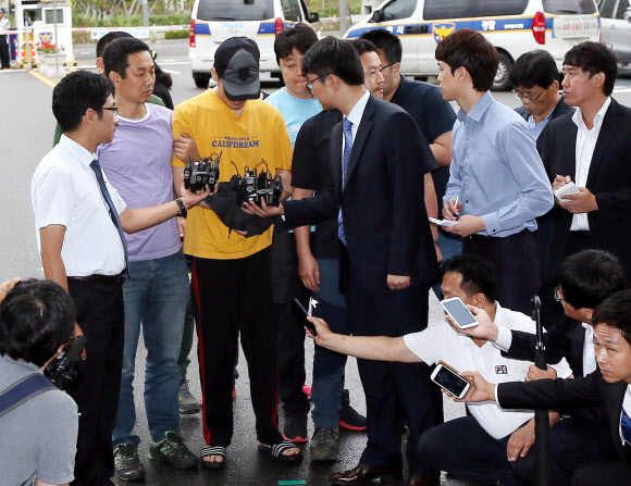 인천 모자 살인사건의 피의자 정모(29)씨가 24일 오후 인천시 남구 남부경찰서로 들어서기 전 취재진의 질문을 받고 있다. 연합뉴스