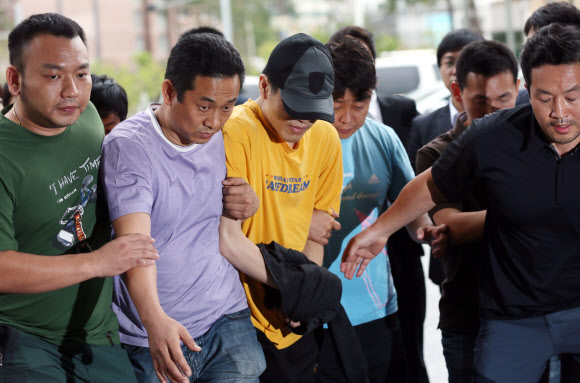 인천 모자 살인사건의 피의자 정모(29)씨가 24일 오후 인천시 남구 남부경찰서로 들어서고 있다. 연합뉴스