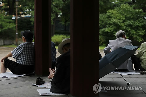 서울 종로구 탑골공원에서 노인들이 시간을 보내고 있다. <<연합뉴스DB>>