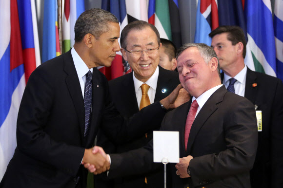 24일(현지시간) 미국 뉴욕의 유엔본부에서 열린 제68차 유엔 총회에서 버락 오바마 미국 대통령이 반기문 유엔 사무총장과 나란히 서 있다. AP 연합뉴스