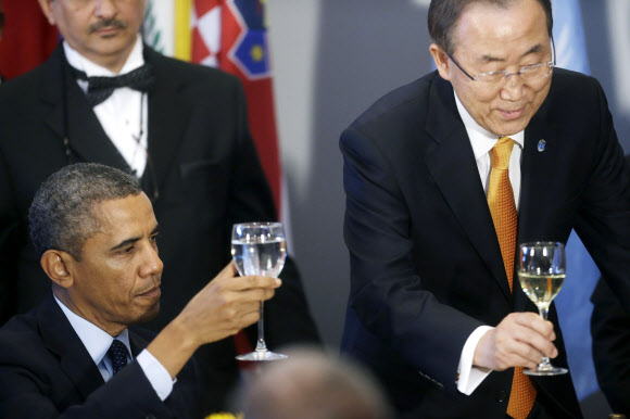 24일(현지시간) 미국 뉴욕의 유엔본부에서 열린 제68차 유엔 총회에서 버락 오바마 미국 대통령이 반기문 유엔 사무총장과 와인잔을 들고 건배하고 있다. AP 연합뉴스
