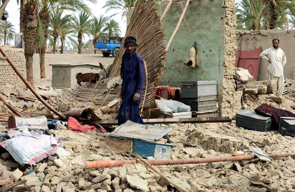 파키스탄 남부 발루치스탄주에서 24일(현지시간) 규모 7.7 지진이 발생해 최소 200여명이 숨지고 수백채의 건물이 붕괴되었다.  AFP 연합뉴스