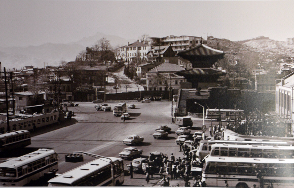 고속버스 시대가 열린 1970년 초부터 강남으로 이전한 1977년까지 한때 메이저 터미널이었던 동대문고속버스터미널 주변의 번화한 전경. 김한용의 서울풍경 제공
