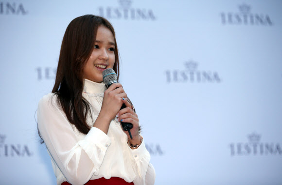 리듬체조 요정 손연재가 소공동 롯데백화점 본점 앞에서 제이에스티나 핸드백 매장 리뉴얼 오픈을 기념해 열린 팬사인회 및 포토 이벤트에 참석해 팬들에게 인사하고 있다. 연합뉴스