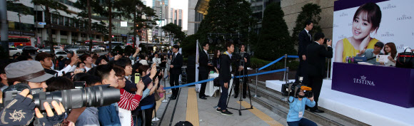 소공동 롯데백화점 본점 앞에서 제이에스티나 핸드백 매장 리뉴얼 오픈을 기념해 열린 리듬체조 요정 손연재 팬사인회 및 포토 이벤트에 많은 팬들이 모여 사인 순서를 기다리고 있다. 연합뉴스