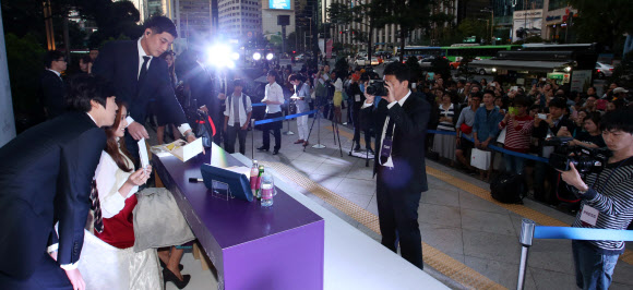 소공동 롯데백화점 본점 앞에서 제이에스티나 핸드백 매장 리뉴얼 오픈을 기념해 열린 리듬체조 요정 손연재 팬사인회 및 포토 이벤트에 많은 팬들이 모여 사인 순서를 기다리고 있다. 연합뉴스