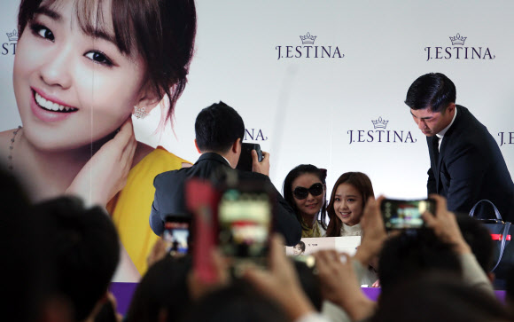 리듬체조 요정 손연재가 소공동 롯데백화점 본점 앞에서 제이에스티나 핸드백 매장 리뉴얼 오픈을 기념해 열린 팬사인회 및 포토 이벤트에 참석해 팬들과 기념사진을 찍고 있다. 연합뉴스